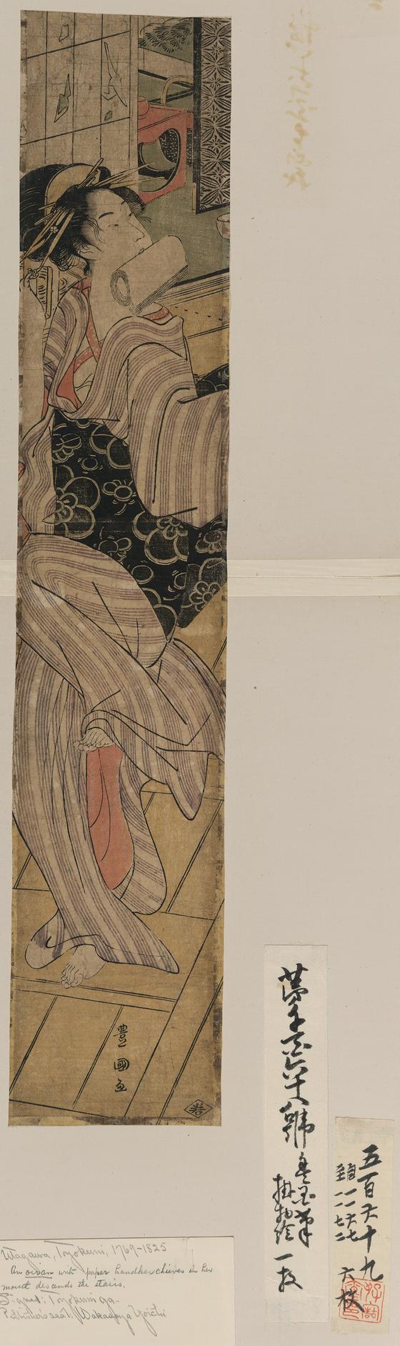 階段を下りる女